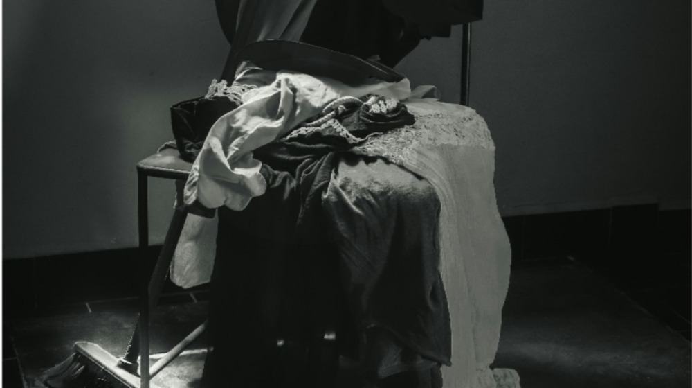 Στοιβάζεις τα ρούχα σε μια συγκεκριμένη καρέκλα του δωματίου σου; 10 στοιχεία που δεν ήξερες ότι έχεις